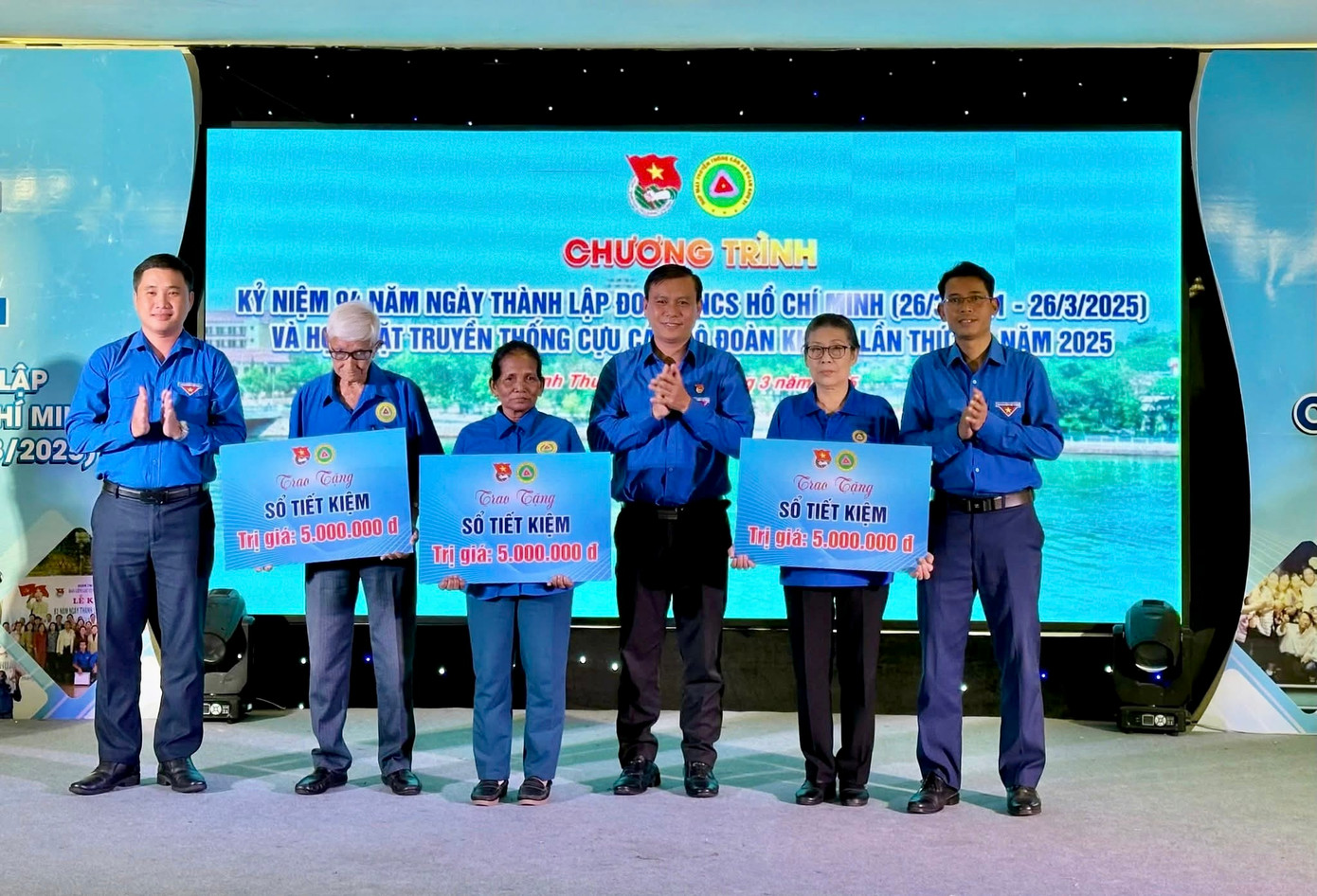 Trao tặng nhiều sổ tiết kiệm cho gia đình có hoàn cảnh khó khăn trên địa bàn tỉnh.