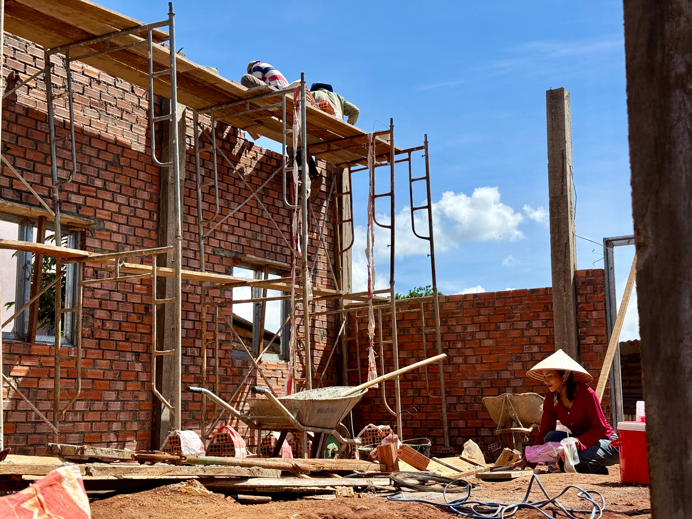 Căn nhà của gia đình chị K’Hes cũng đang được gấp rút thực hiện. Căn nhà của gia đình chị K’Hes cũng đang được gấp rút thực hiện.