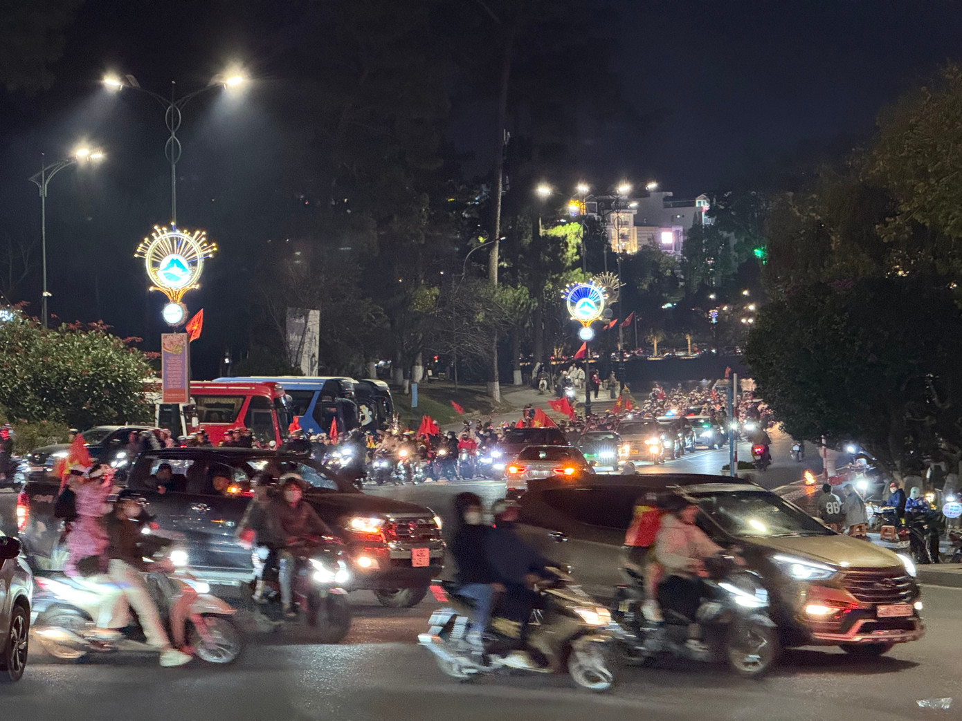 Nút giao Trần Quốc Toàn - Hồ Tùng Mậu chật kín người &quot;đi bão&quot;. Ảnh: Thái Lâm