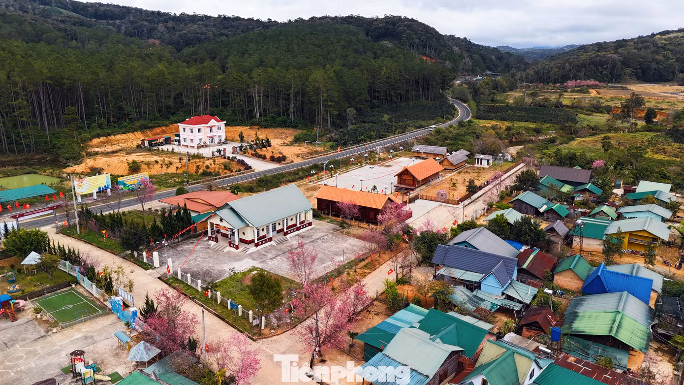 Để tới làng, du khách phải vượt qua một cung đường đèo quanh co, uốn lượn.