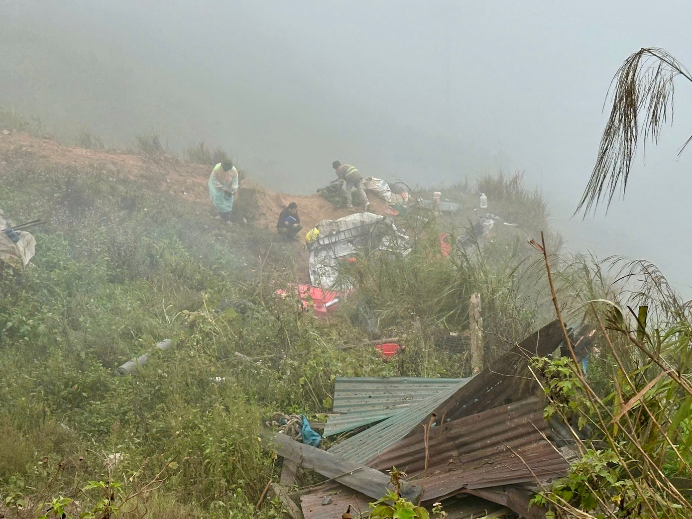 Xe container lao xuống vực tại Km642H, đường Trường Sơn Đông, xã Đưng K'Nớ (huyện Lạc Dương, Lâm Đồng), cách mặt đường hàng chục mét.