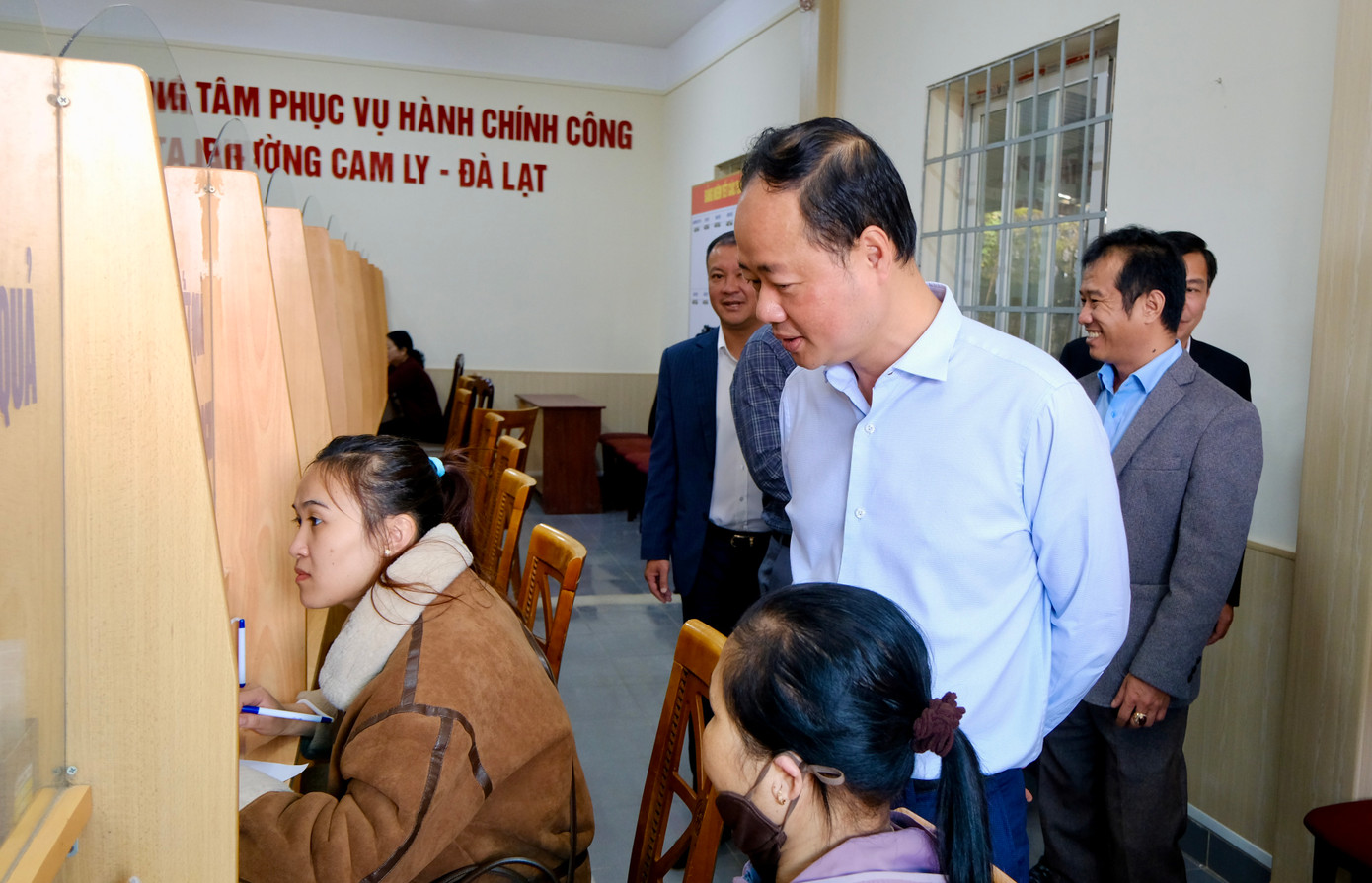 Ông Trần Hồng Thái - Phó Bí thư Tỉnh ủy, Chủ tịch HĐND tỉnh Lâm Đồng, kiểm tra thực tế tại phường Cam Ly - Đà Lạt. Ông Trần Hồng Thái - Phó Bí thư Tỉnh ủy, Chủ tịch HĐND tỉnh Lâm Đồng, kiểm tra thực tế tại phường Cam Ly - Đà Lạt.