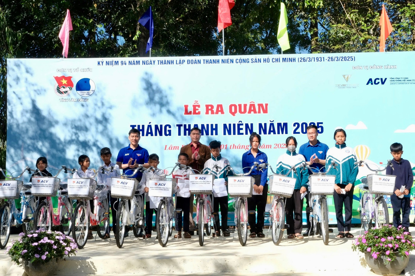 Tỉnh Đoàn Lâm Đồng cùng mạnh thường quân trao tặng nhiều món quà, công trình cho học sinh và đoàn xã. Tỉnh Đoàn Lâm Đồng cùng mạnh thường quân trao tặng nhiều món quà, công trình cho học sinh và đoàn xã.