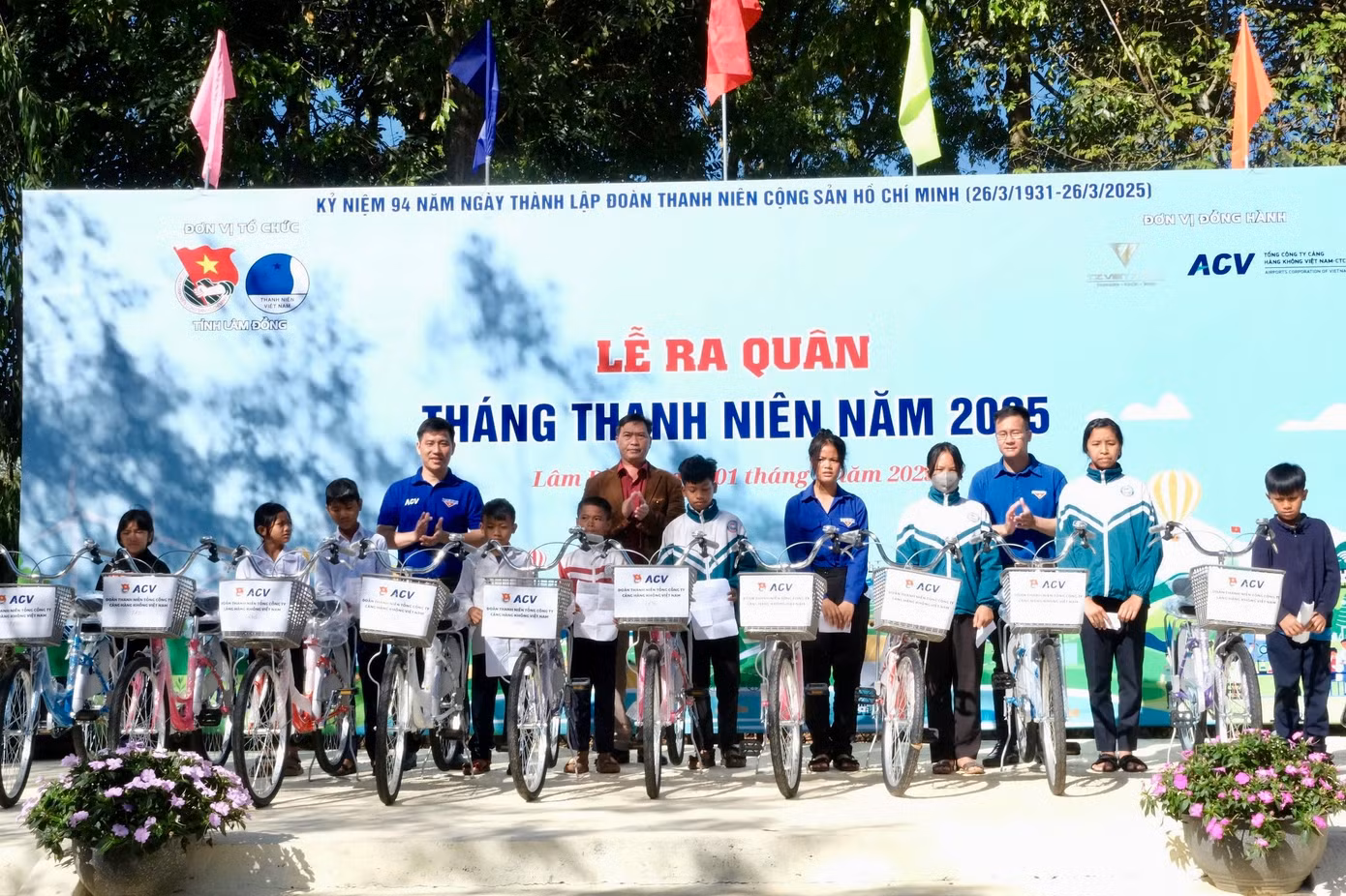 Tỉnh Đoàn Lâm Đồng cùng mạnh thường quân trao tặng nhiều món quà, công trình cho học sinh và đoàn xã.