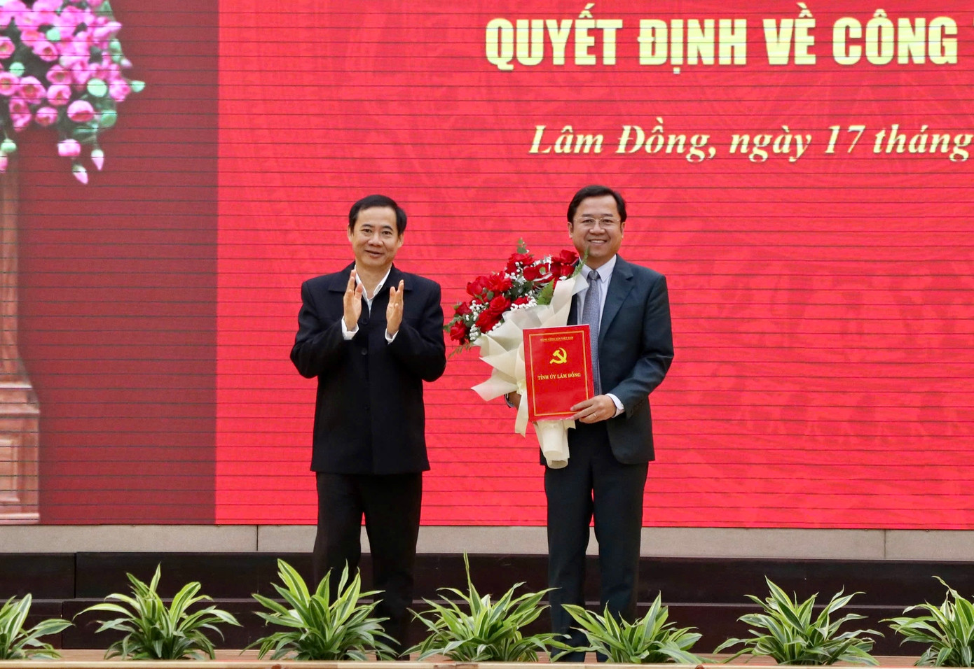 Quyền Bí thư Tỉnh ủy Lâm Đồng trao quyết định cho tân Trưởng ban Ban Tuyên giáo và Dân vận Tỉnh ủy Tôn Thiện Đồng.