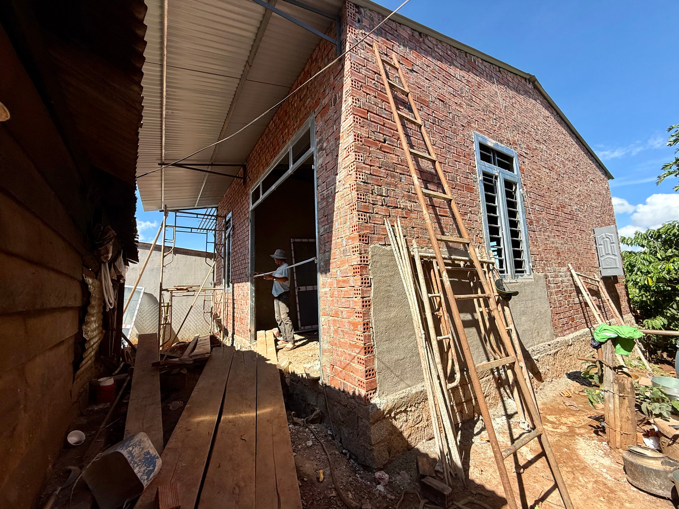 Dự kiến cuối tháng 5, căn nhà của gia đình ông K’Tôs được đưa vào sử dụng. Dự kiến cuối tháng 5, căn nhà của gia đình ông K’Tôs được đưa vào sử dụng.