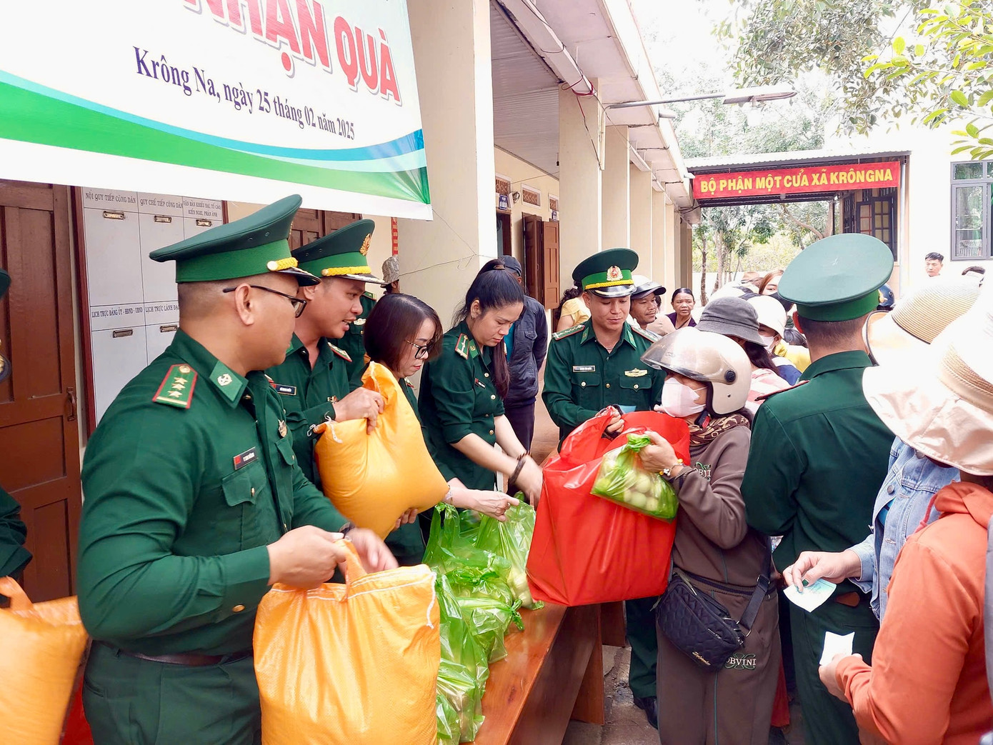 Những hộ gia đình khó khăn nhận quà của bộ đội biên phòng. Những hộ gia đình khó khăn nhận quà của bộ đội biên phòng.