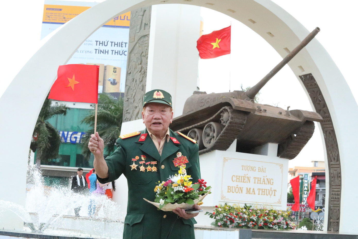 "Sự kiện càng có ý nghĩa hơn, khi được tổ chức đúng vào dịp kỷ niệm 50 năm Chiến thắng Buôn Ma Thuột, giải phóng tỉnh Đắk Lắk (10/3/1975-10/3/2025)", ông Thái nhấn mạnh. Trong ảnh là một cựu chiến binh tham gia lễ hội đường phố.