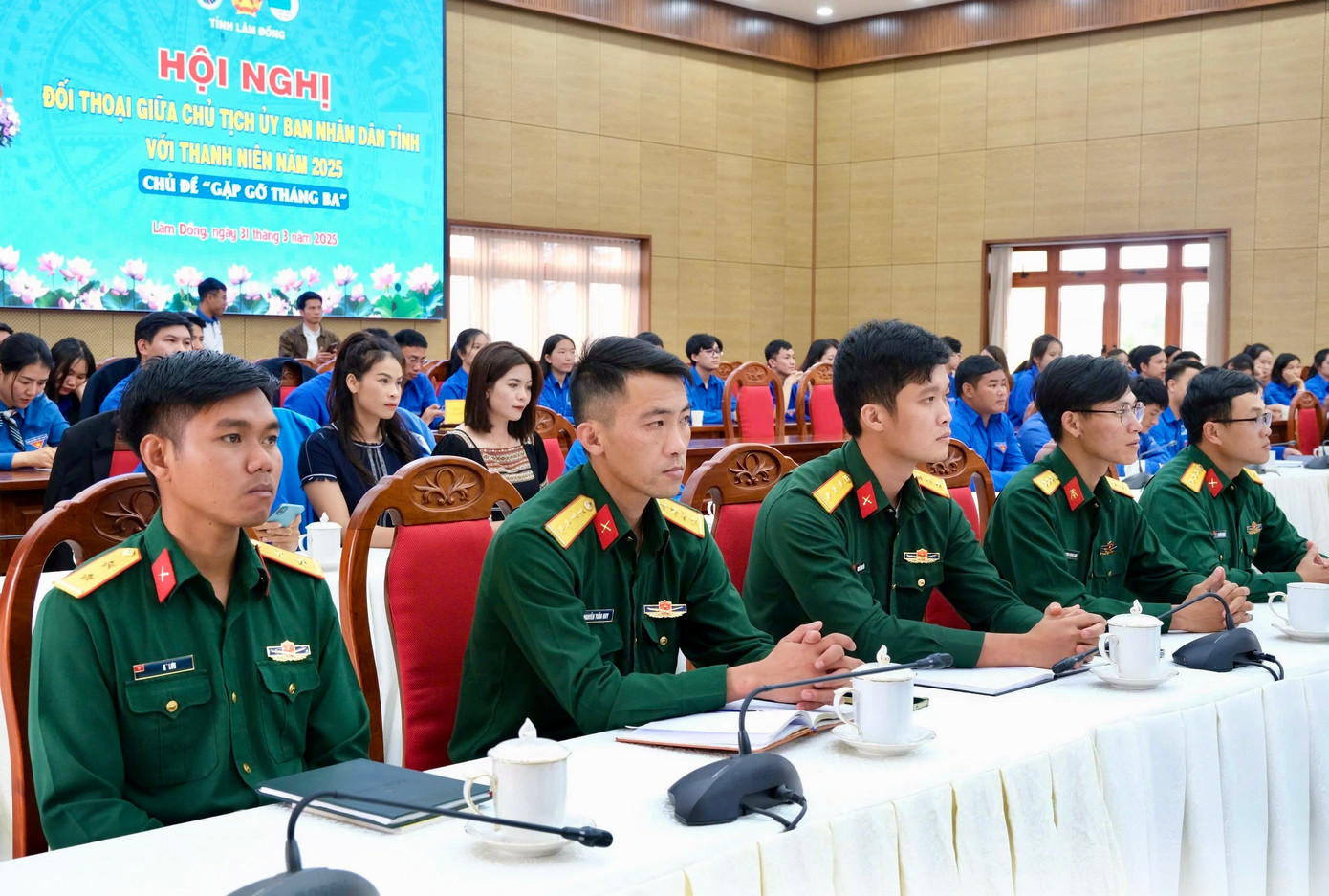 Các đại biểu tập trung lắng nghe Các đại biểu tập trung lắng nghe