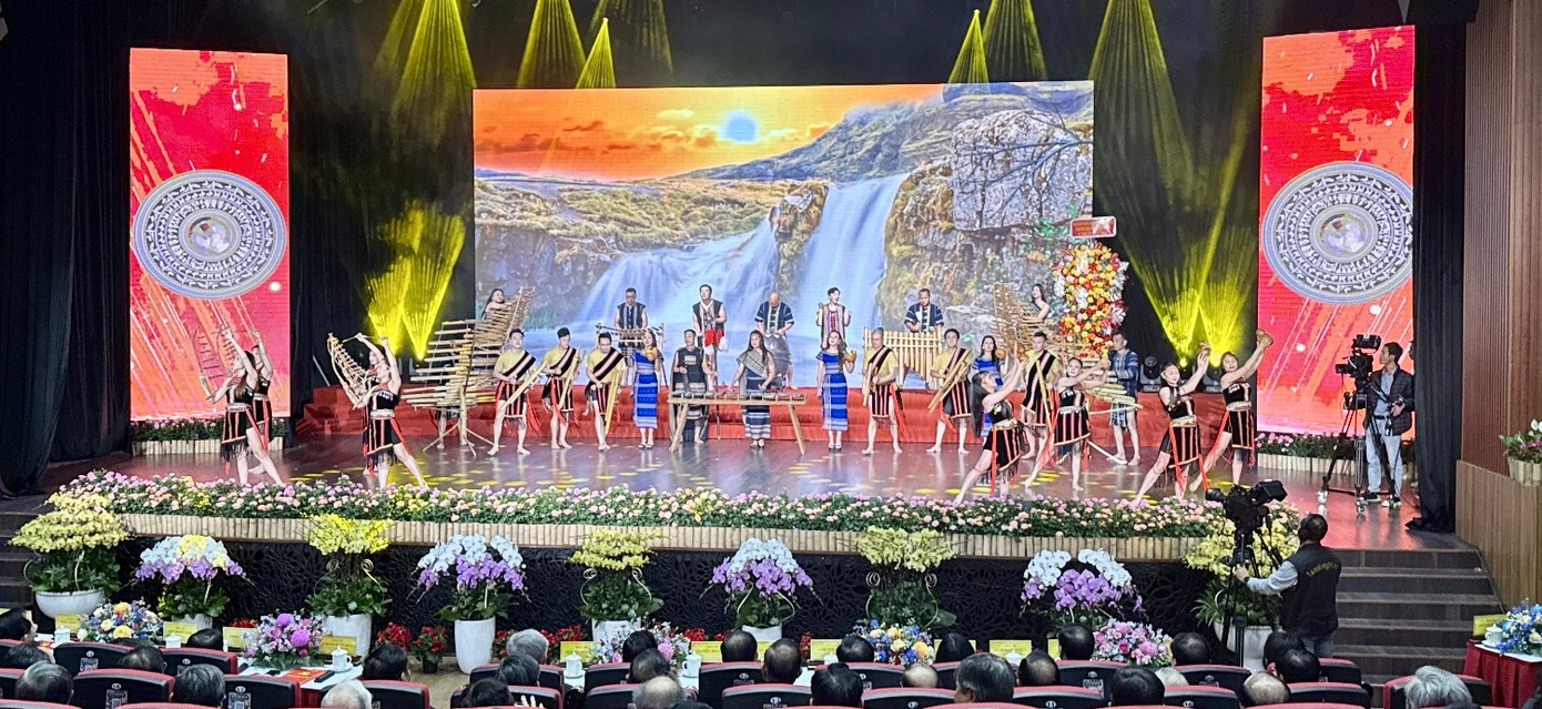 Chương trình văn nghệ chào mừng. Chương trình văn nghệ chào mừng.