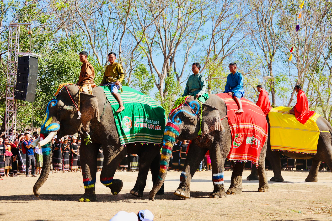 Ông Y Si Thắt Ksơr - Phó Chủ tịch UBND huyện Buôn Đôn - cho hay, nói tới Buôn Đôn không thể không nói tới Hội voi - một lễ hội độc đáo và chỉ có ở Đắk Lắk. Voi là người bạn, là phương tiện tải đạn, tải lương thực giúp bộ đội, giúp đồng bào chiến thắng các đế quốc xâm lược trong thời kỳ kháng chiến.