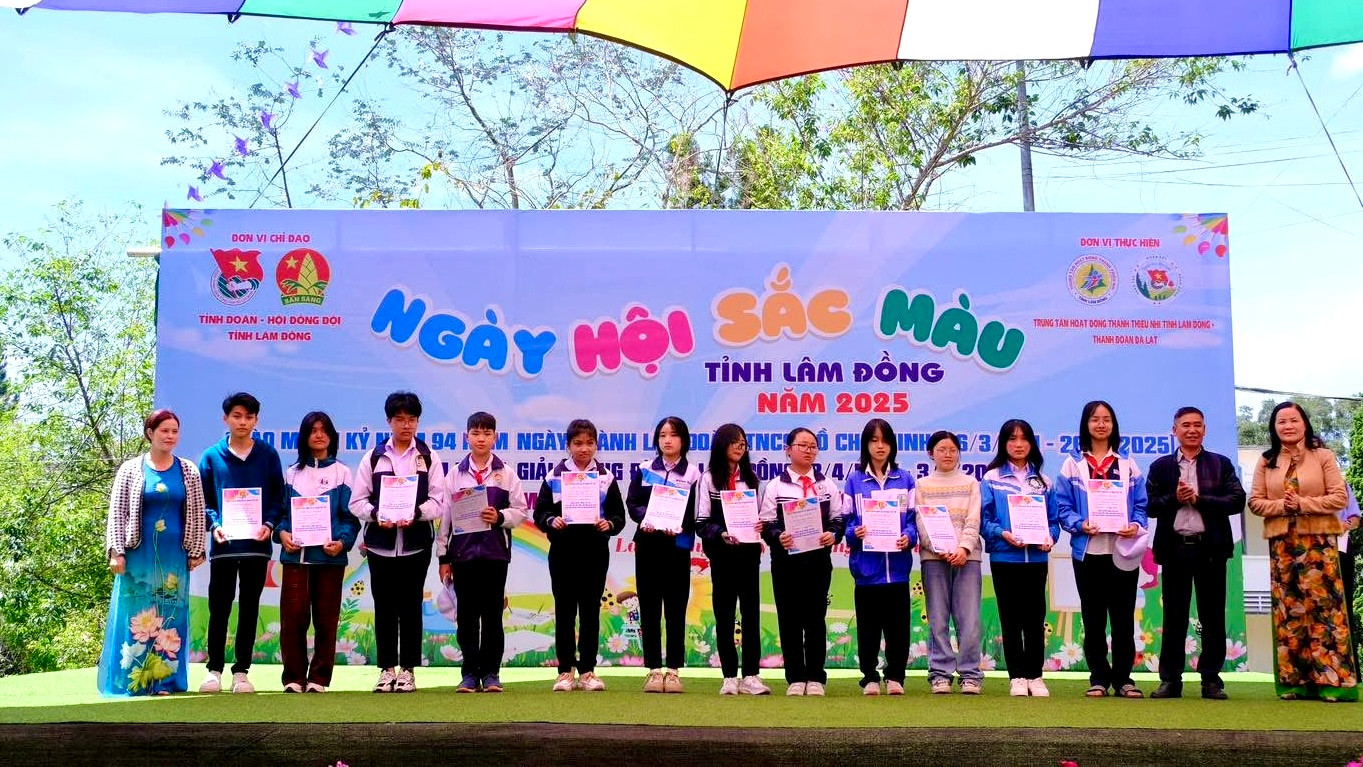 Kết thúc ngày hội, Ban Tổ chức đã trao 1 giải Nhất, 2 giải Nhì, 3 giải Ba và 14 giải Khuyến khích cho phần thi vẽ tranh tập thể khối THCS. Cùng với đó là hàng trăm phần quà cho các em tham gia vẽ tranh cá nhân.