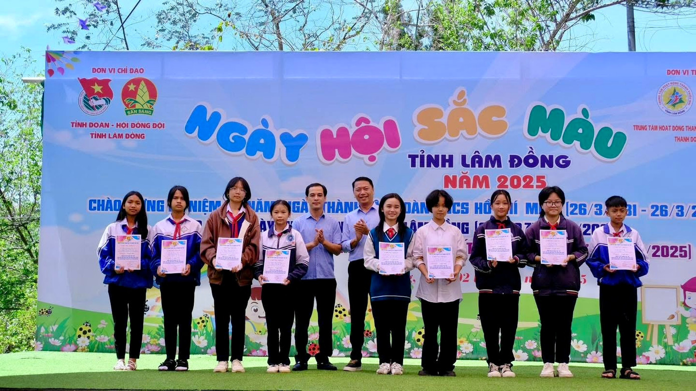 Kết thúc ngày hội, Ban Tổ chức đã trao 1 giải Nhất, 2 giải Nhì, 3 giải Ba và 14 giải Khuyến khích cho phần thi vẽ tranh tập thể khối THCS. Cùng với đó là hàng trăm phần quà cho các em tham gia vẽ tranh cá nhân.