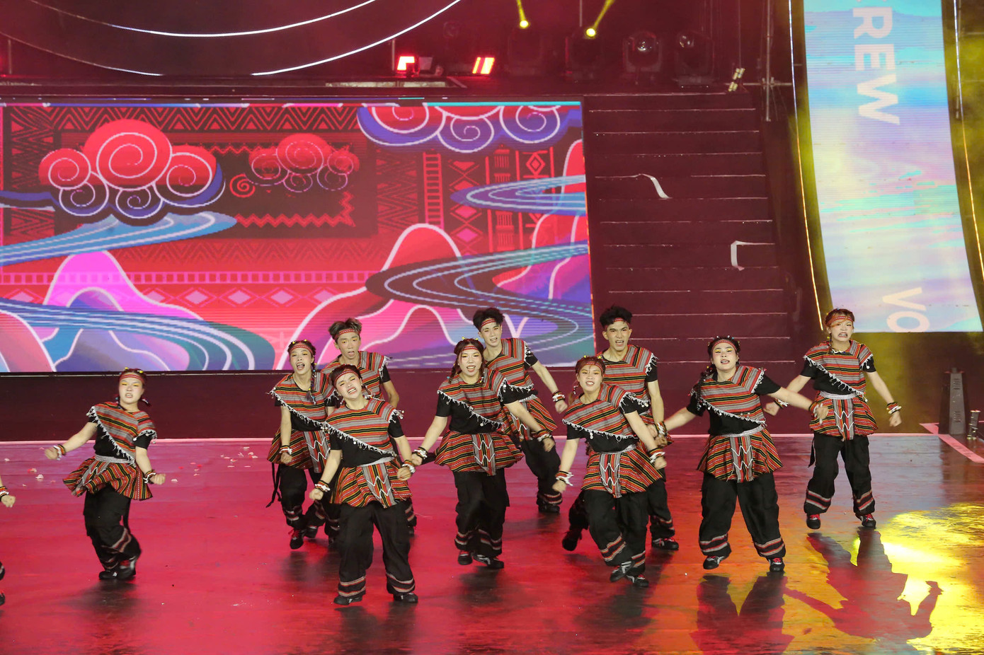 22 tiết mục vũ đạo đậm chất Việt, kết nối đam mê và lan tỏa tinh thần dân tộc qua từng bước nhảy. 22 tiết mục vũ đạo đậm chất Việt, kết nối đam mê và lan tỏa tinh thần dân tộc qua từng bước nhảy.