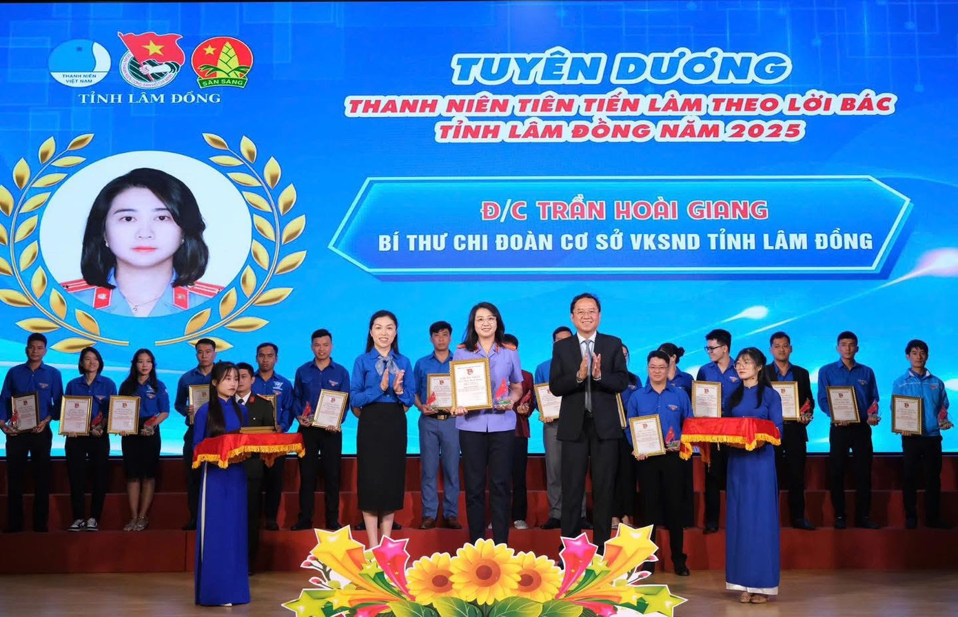 Lãnh đạo Tỉnh ủy, Tỉnh Đoàn Lâm Đồng trao tặng bằng khen cho các cá nhân có thành tích xuất sắc trong thực hiện Chỉ thị 05.