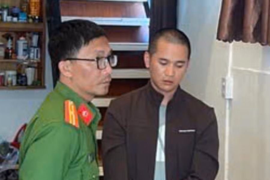 Công an Lâm Đồng bắt Nguyễn Đắt Vũ tại nhà. Công an Lâm Đồng bắt Nguyễn Đắt Vũ tại nhà.