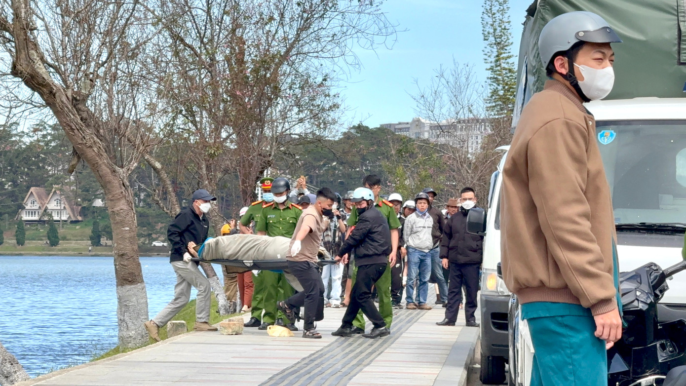 Lực lượng chức năng trục vớt thi thể ra khỏi hồ Xuân Hương. Lực lượng chức năng trục vớt thi thể ra khỏi hồ Xuân Hương.