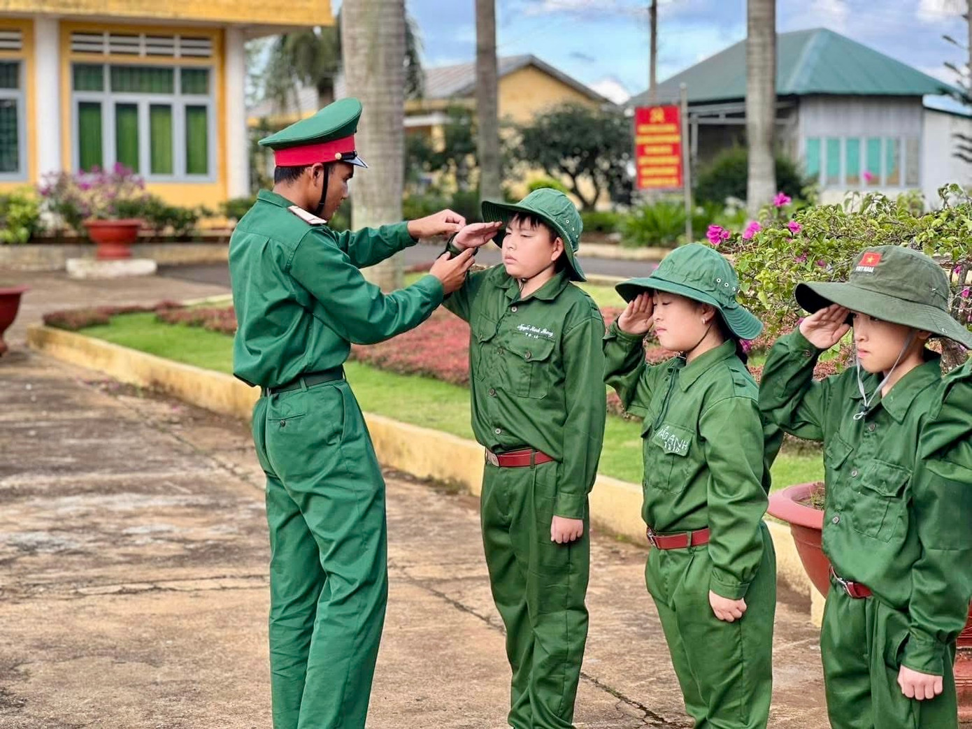 Các 'chiến sĩ nhí' học nghi thức chào điều lệnh Quân đội.