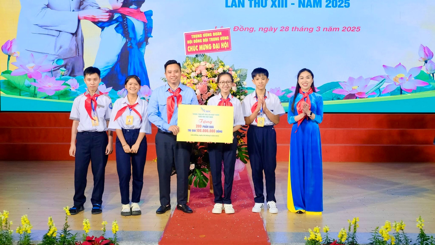 Trung tâm hỗ trợ và phát triển thiếu nhi Việt Nam trao tặng 200 phần quà trị giá 100 triệu đồng cho đội viên, thiếu nhi tỉnh Lâm Đồng