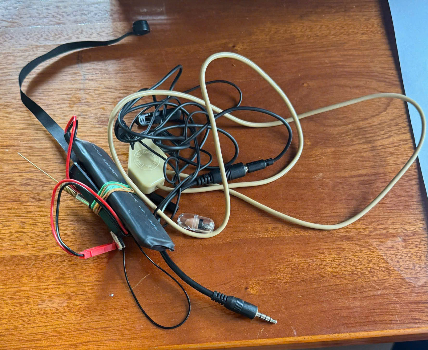 Các thiết bị được cơ quan chức năng thu giữ.