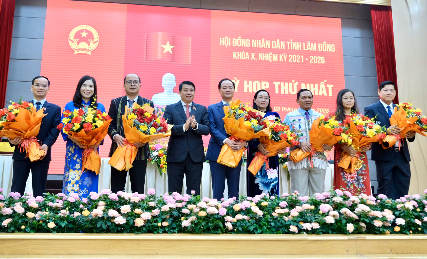 Bí thư Tỉnh uỷ Lâm Đồng tặng hoa chúc mừng các nhân sự lãnh đạo HĐND tỉnh.