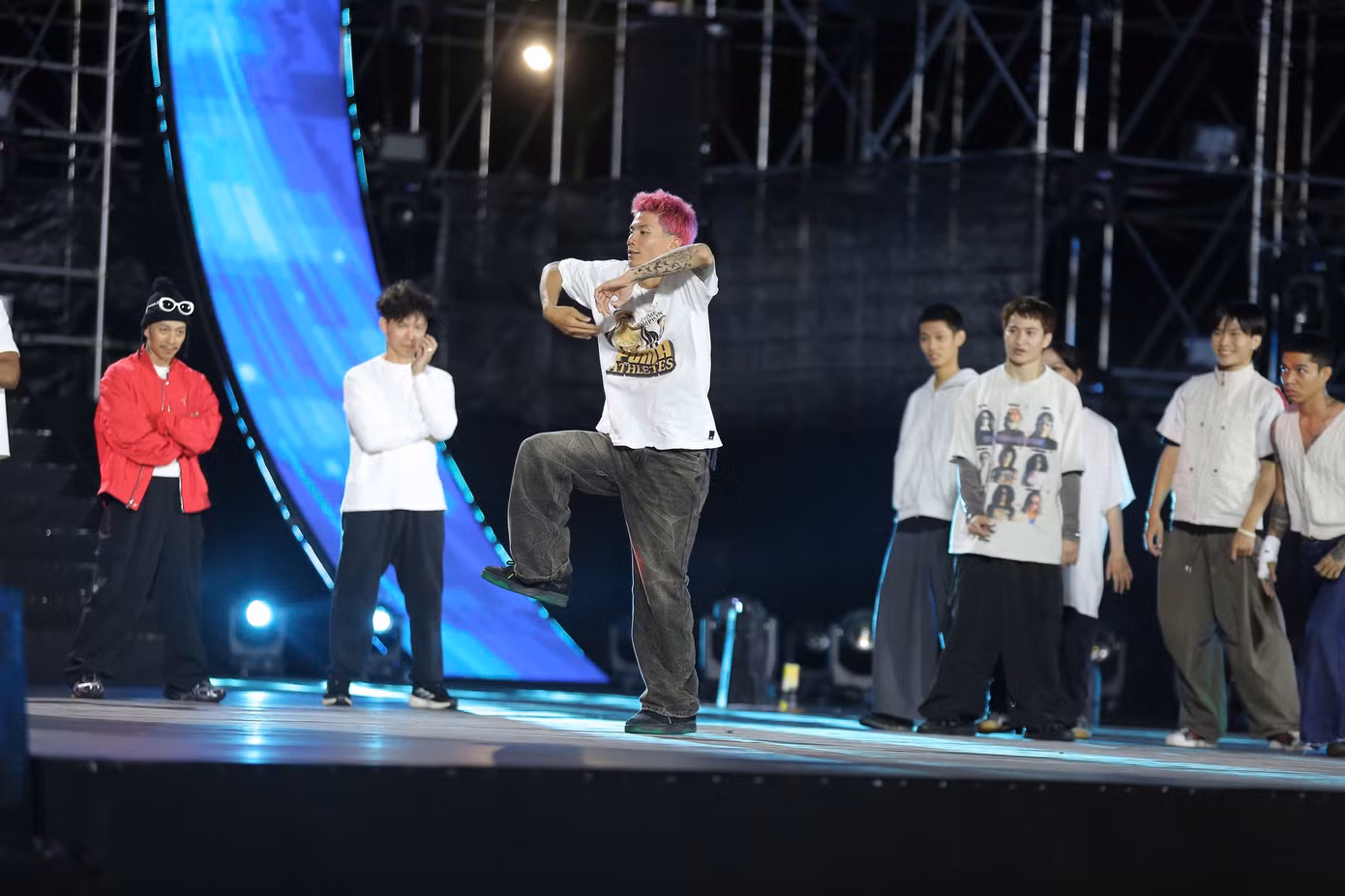 Ngay sau hạng mục Battle, phần thi showcase tiếp tục đẩy bầu không khí tại quảng trường Lâm Viên lên cao trào.