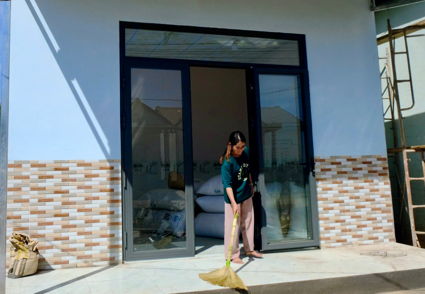 Chị K’Uyên tranh thủ dọn nhà mới.