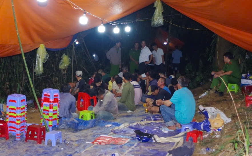 36 đối tượng bị vây bắt khi đang đánh bạc giữa đêm trong rừng tre. 36 đối tượng bị vây bắt khi đang đánh bạc giữa đêm trong rừng tre.