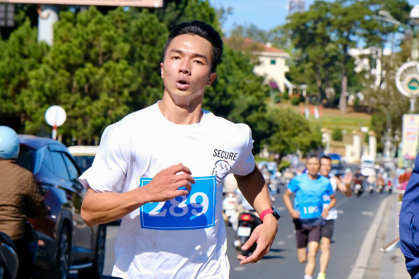 Các vận động viên chạy 1 vòng bờ hồ Xuân Hương với nội dung thi đấu nam, nữ cự ly 5km.