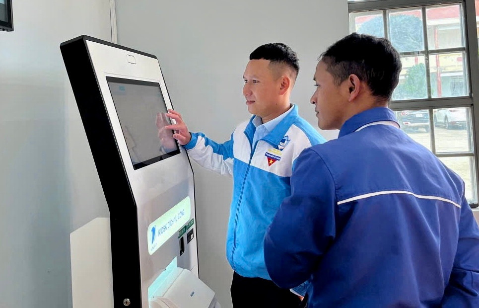 "Trong quá trình triển khai mô hình chính quyền 2 cấp, lực lượng tình nguyện viên đã gặp không ít trường hợp người dân, nhất là các bác lớn tuổi, còn lúng túng với các thao tác trên điện thoại thông minh. Có người đã đã cài ứng dụng VNeID và tài khoản nhưng không sử dụng nên quên luôn tài khoản", anh Tuấn Anh chia sẻ.