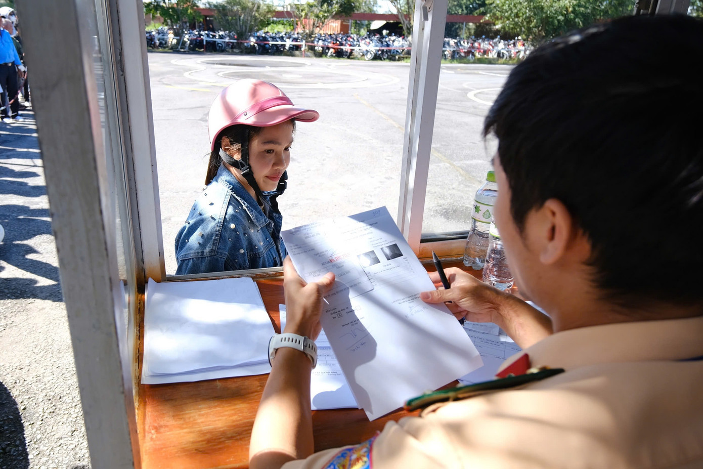 Trong buổi sát hạch lần này, 512 thí sinh được kiểm tra hồ sơ, hướng dẫn thi lý thuyết, sau đó ra sân chạy sa hình và lái xe trên đường.