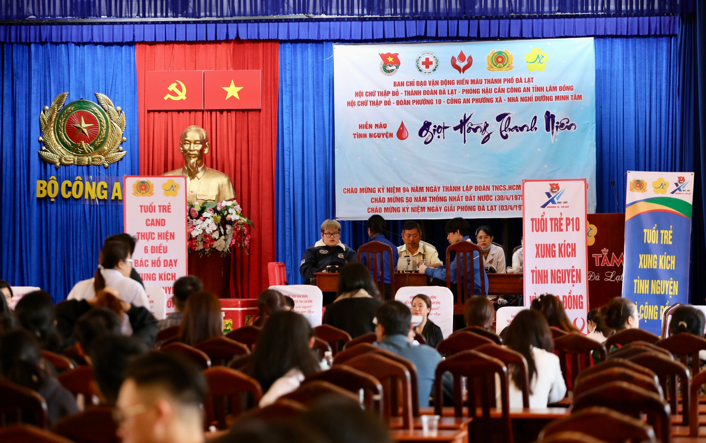 Ngày 15/3, Hội Chữ thập đỏ TP Đà Lạt cho biết đã phối hợp Công an tỉnh Lâm Đồng, đoàn thanh niên tổ chức Ngày hội hiến máu tình nguyện với chủ đề "Giọt hồng thanh niên".