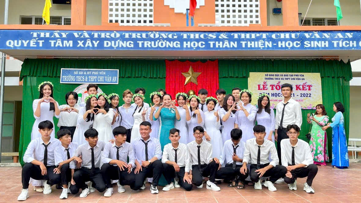 Ở trường, Trúc Linh nổi bật từ học hành đến các hoạt động văn nghệ, đoàn đội. Ở trường, Trúc Linh nổi bật từ học hành đến các hoạt động văn nghệ, đoàn đội.