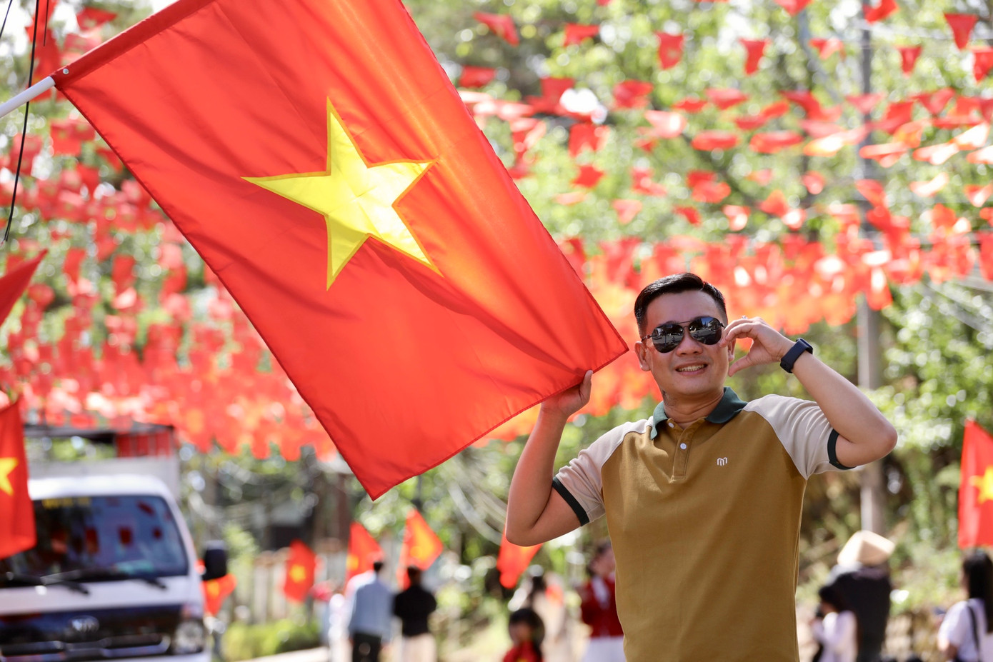 Chị Hồng Thắm, người sống lâu năm ở Đà Lạt cho biết: "Khi đứng giữa biển cờ đỏ sao vàng, mình cảm thấy thật bé nhỏ nhưng cũng đầy tự hào. Giống như đang góp một phần vào dòng chảy lịch sử dân tộc, tạo nên một kỷ niệm khó quên trong lòng mỗi người".