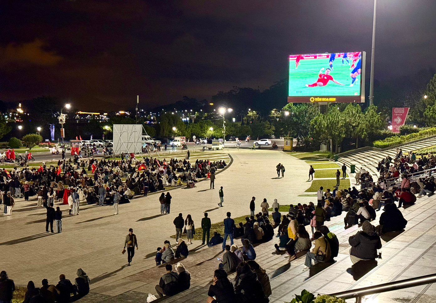 Tối 5/1, đông đảo người dân, du khách đổ xô về Quảng trường Lâm Viên, TP Đà Lạt (Lâm Đồng) để xem trận chung kết lượt về.