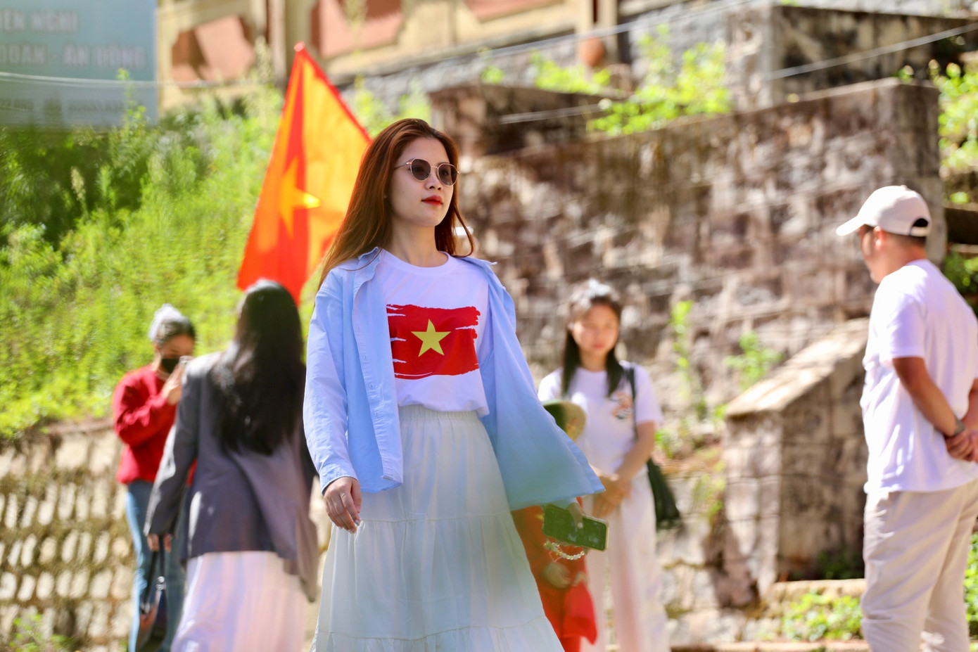 &quot;Khoác lên chiếc áo đỏ, đứng giữa hàng trăm lá cờ bay phấp phới trong gió, mình cảm thấy niềm tự hào trào dâng khó tả. Đây là khoảnh khắc rất đặc biệt và chắc chắn sẽ là kỷ niệm không thể nào quên trong chuyến đi Đà Lạt lần này&quot;, bạn Thu Huyền - du khách đến từ Hà Nội chia sẻ.