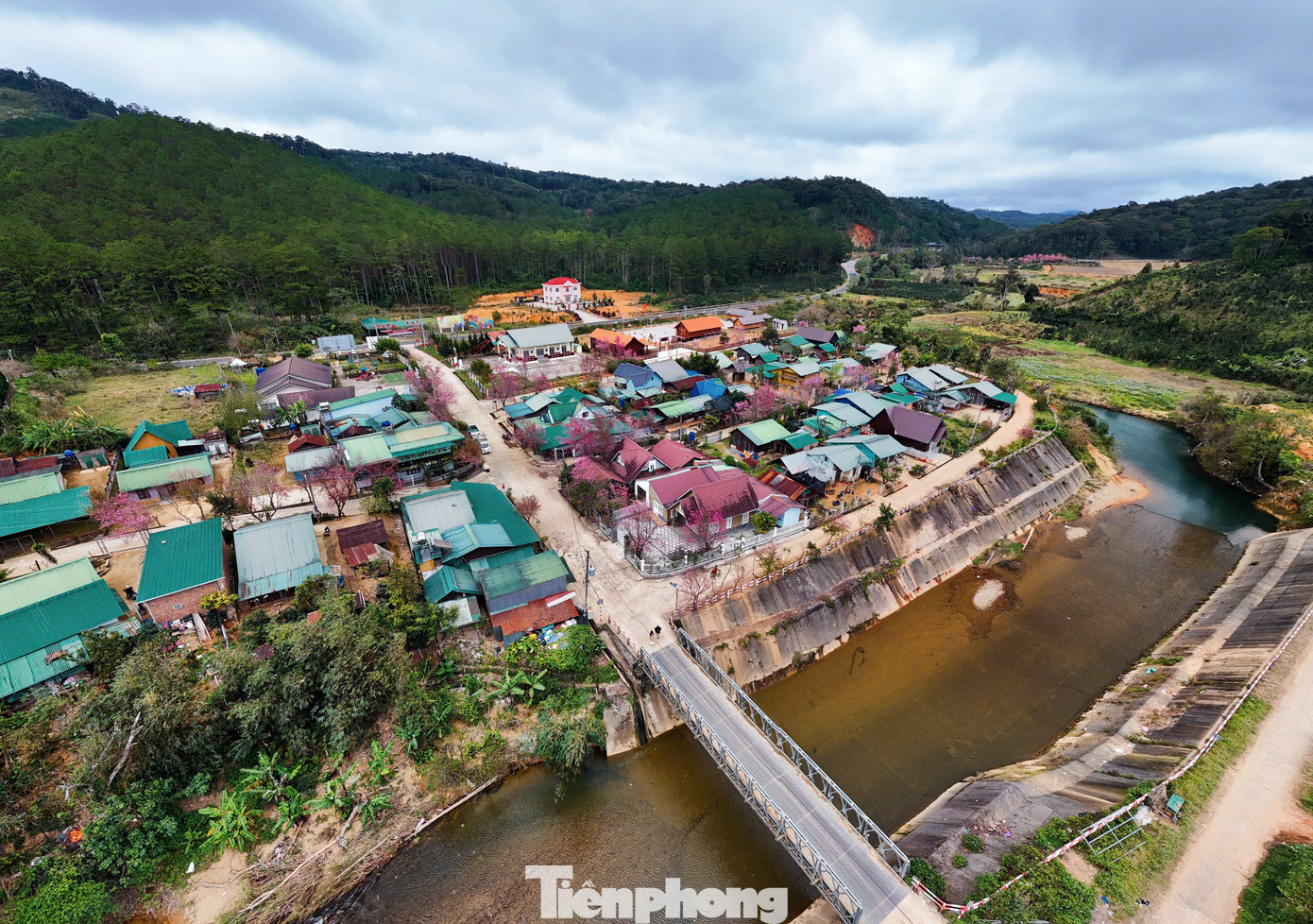 Làng K'long K'lanh nằm trên cung đường đèo nối giữa thành phố Đà Lạt (Lâm Đồng) và thành phố Nha Trang (Khánh Hoà).