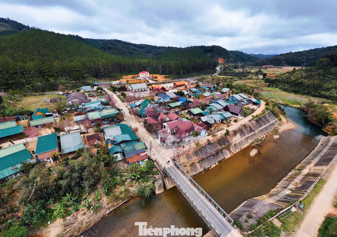 Làng K'long K'lanh nằm trên cung đường đèo nối giữa thành phố Đà Lạt (Lâm Đồng) và thành phố Nha Trang (Khánh Hoà).