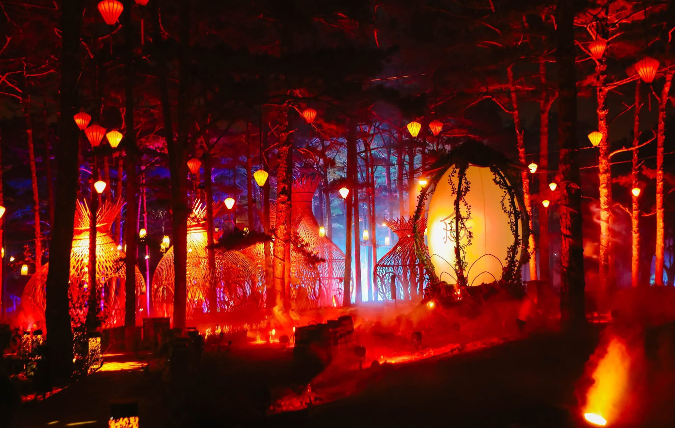 Delight Park Đà Lạt là công viên hoa, ánh sáng nghệ thuật lớn nhất Việt Nam, diện tích 39ha, thuộc Khu du lịch hồ than thở và đồi thông hai mộ trước đây.