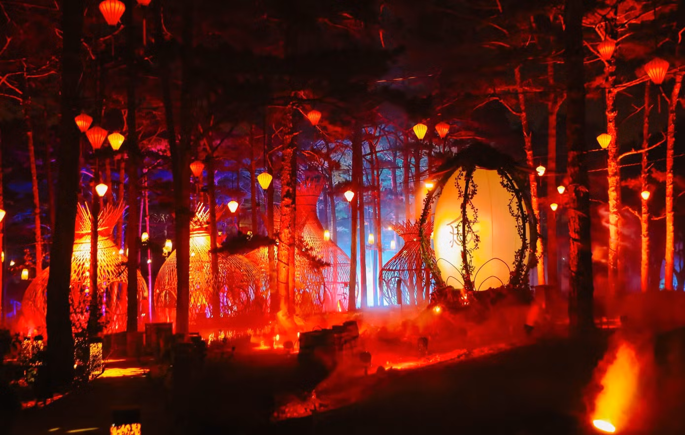 Delight Park Đà Lạt là công viên hoa, ánh sáng nghệ thuật lớn nhất Việt Nam, diện tích 39ha, thuộc Khu du lịch hồ than thở và đồi thông hai mộ trước đây.