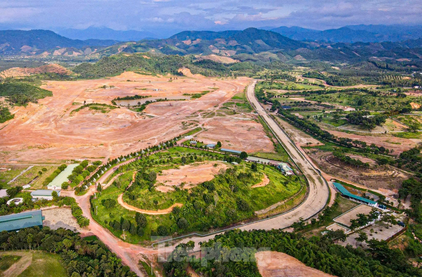 Trường đua này được UBND tỉnh Lâm Đồng cấp giấy chứng nhận đầu tư vào năm 2011 tại huyện Đạ Huoai. Trường đua này được UBND tỉnh Lâm Đồng cấp giấy chứng nhận đầu tư vào năm 2011 tại huyện Đạ Huoai.