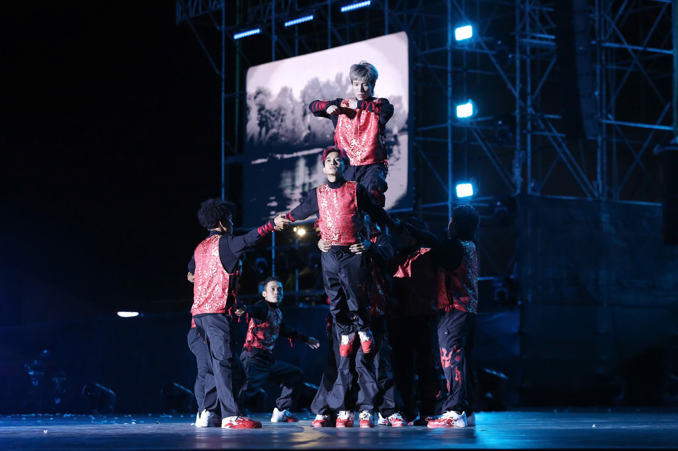 Đội KALLUS cũng ghi dấu ấn mạnh mẽ, giành vị trí Á quân hạng mục Battle và nhận được giải thưởng 1.000 USD.