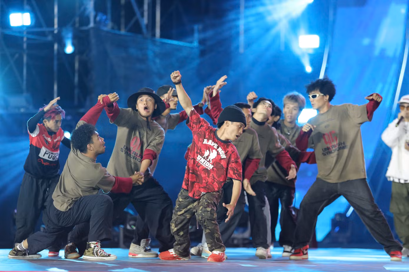 Ngay sau hạng mục Battle, phần thi showcase tiếp tục đẩy bầu không khí tại quảng trường Lâm Viên lên cao trào.