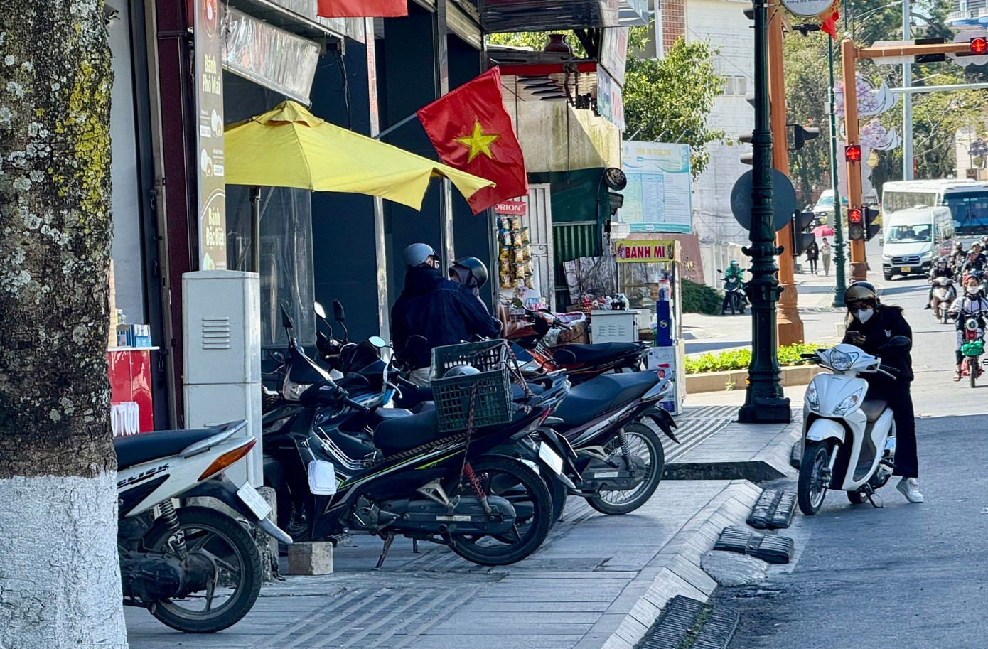 Nhiều vỉa hè các tuyến đường như Nguyễn Công Trứ, Trần Phú, Bà Triệu,… cũng bị lấn chiếm.