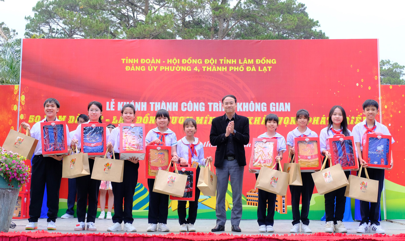 Ban Tổ chức trao tặng 84 ba lô cho 84 đại biểu thiếu nhi được tuyên dương Cháu ngoan Bác Hồ cấp tỉnh.