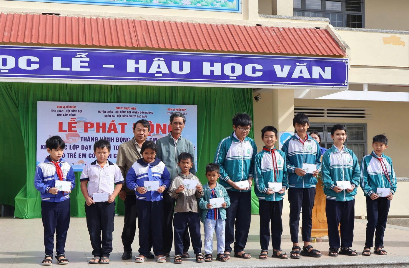 Trao tặng học bổng và quà cho các em thiếu niên, nhi đồng.