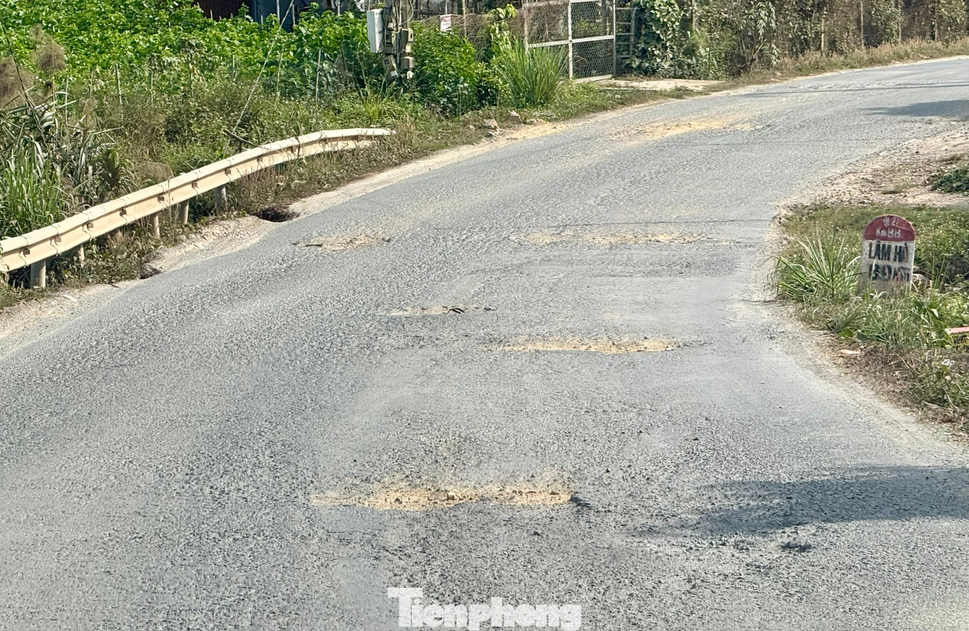 Còn khoảng 30km QL27 trên địa bàn huyện Đam Rông chưa được tu sửa.