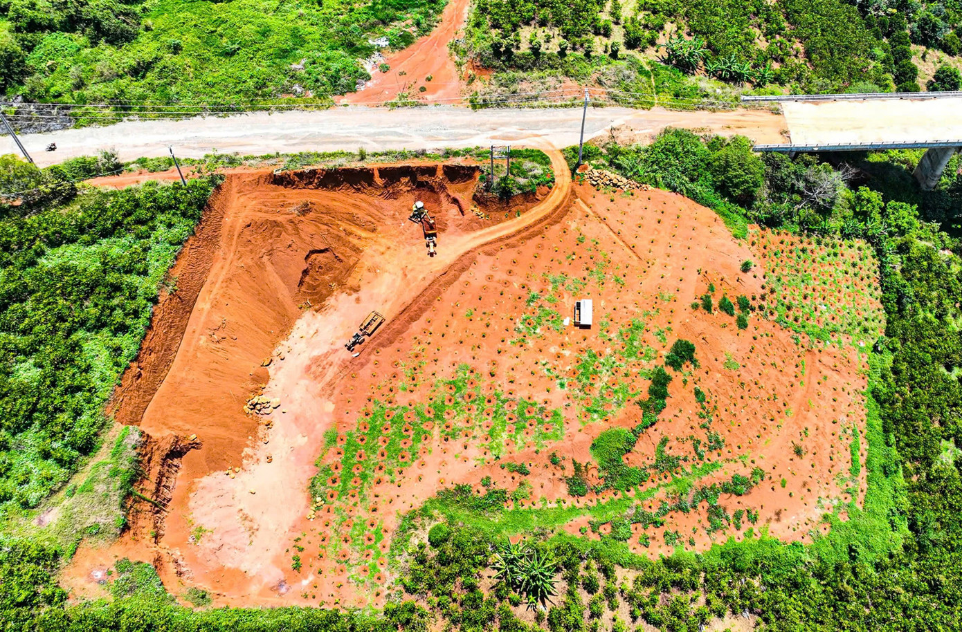 Hàng chục mét bờ ta luy dương bị múc đất. Hàng chục mét bờ ta luy dương bị múc đất.