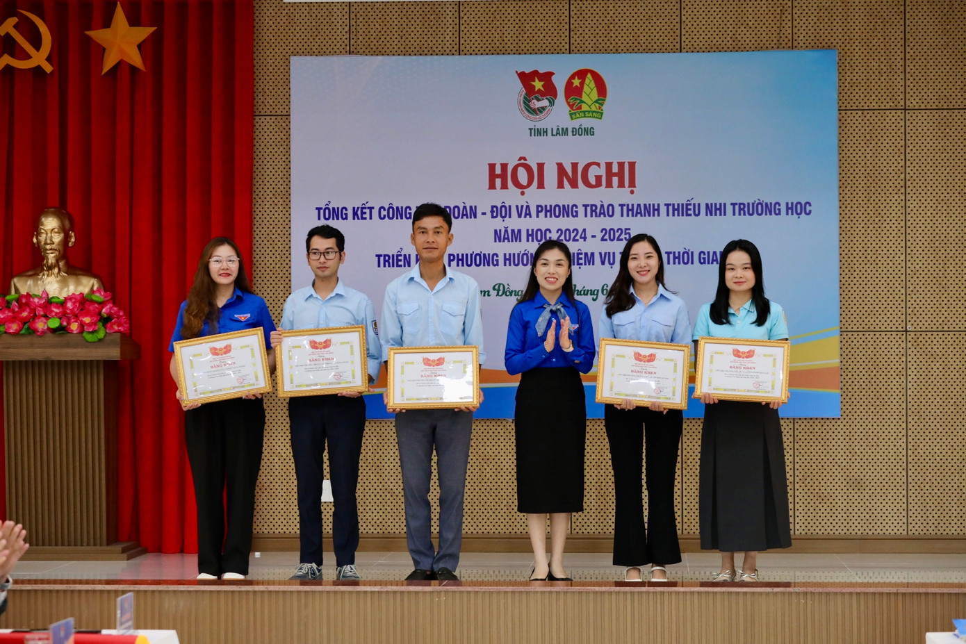 Trao tặng bằng khen, Kỷ niệm chương &apos;Vì thế hệ trẻ&apos; cho các cá nhân xuất sắc.