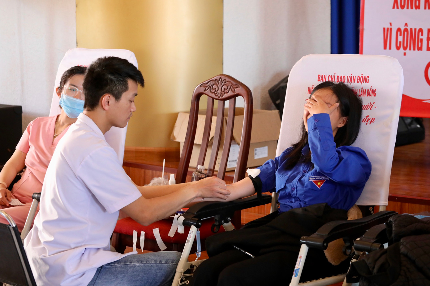 Bạn Trần Thị Thanh Lam, đoàn thanh niên phường 10 (TP Đà Lạt) chia sẻ, khi đến điểm hiến máu, bản thân thấy rất nhiều bạn trẻ khác cùng chung mục đích. Mọi người rất hào hứng và sẵn sàng cống hiến. "Đội ngũ y bác sĩ rất tận tình, giúp chúng tôi cảm thấy an tâm hơn dù lần đầu hiến máu. Tôi cảm thấy rất vui vì biết rằng mình đã góp phần cứu sống người khác", Lam nói.